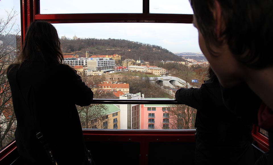 Lanovka hotelu NH je prakticky neznámou atrakcí hlavníhio města s výhledem na Strahovský tunel nejen pro peridromofily.