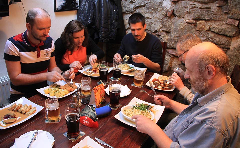 Sobotní dopoledne patřilo bouřlivé diskuzi, ve které jsem stál většinou na opačné straně názorového spektra vůči většině. Vyčerpávající diskuze s různorodými závěry si zřejmě vyžádala posilnění vydatným obědem. Jídlo bylo příjemné, až na podivné rybí nudle, kterými osud obšťastnil některé z nás. 