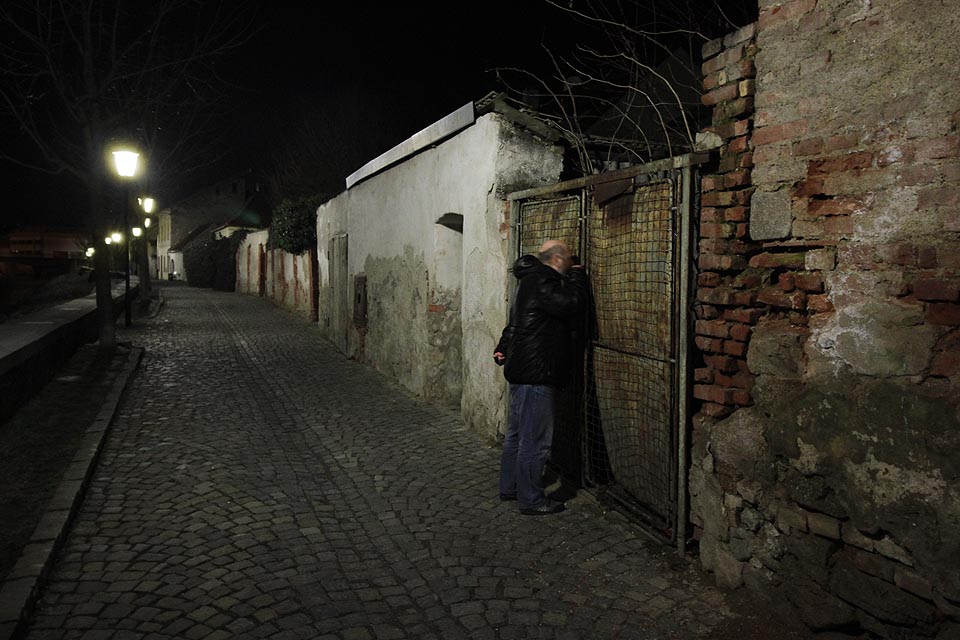 Máte-li štěstí, projdete nočními uličkami židovského města nepozorovaně. Smolaři však mohou narazit na známého pobudu a floutka v kožené bundě, který se na ně nalepí a nedá jim pokoj, dokud podroušen neodvypráví alespoň dvacet historek ze svého mládí. Nikdo přesně neví, kde se v Třebíči vzal, ale podle přízvuku rozhodně není zdejší.