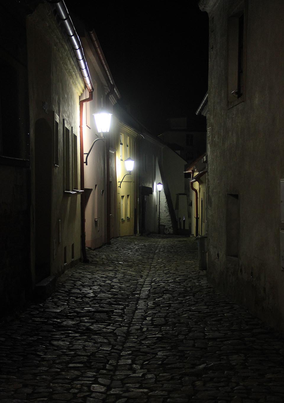 Třebíčské uličky patří k těm vůbec nejmalebnějším. Bývalé židovské město má neopakovatelnou atmosféru, která však nehezky trpí stálůe větším množstvím aut v ulicích. Podobné pohledy začínají být vzácné.