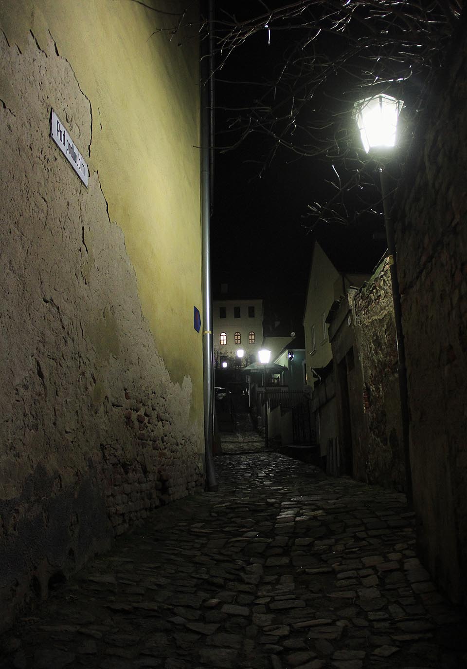 Ulička Pod Podloubím prochází průjezdem v jednom z domů a vede strmě vzhůru k nejkrásnějším místům v Židech.