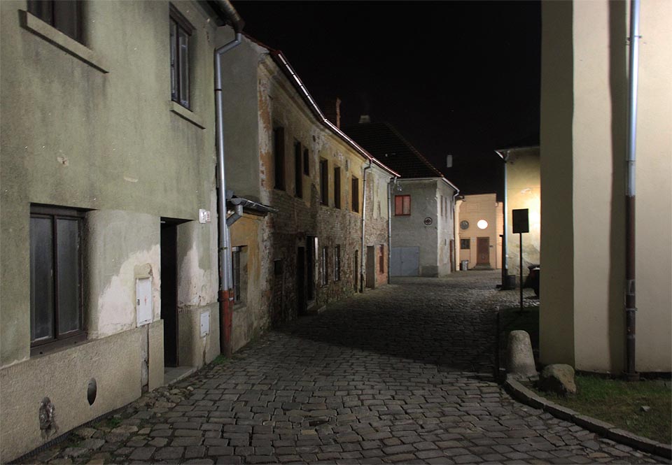 Vedení města si zasluhuje pochvalu za relativně příjemné bílé osvětlení, které působí mnohem přirozeněji než starší sodíkové výbojky s jednolitou oranžovou září.