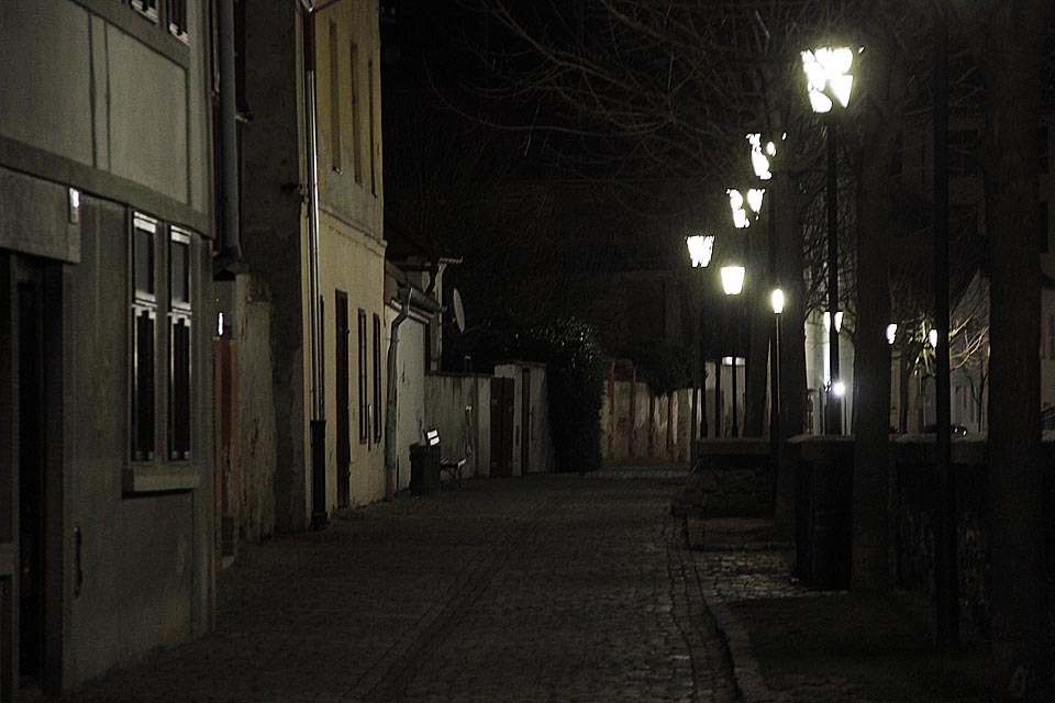 Po nábřeží tu a tam proběhne divoká tlupa Vontů. Jinak je tu v noci vcelku klid.