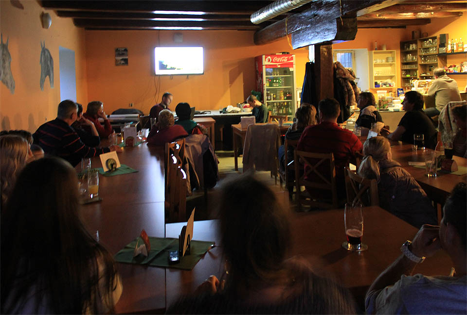 Začátek jsme skoro stihli. Restaurace mlýna byla víceméně plná a všechny bavil Rolf jedinečnou přednáškou o cestě do Tanzánie skoro dvě hodiny.