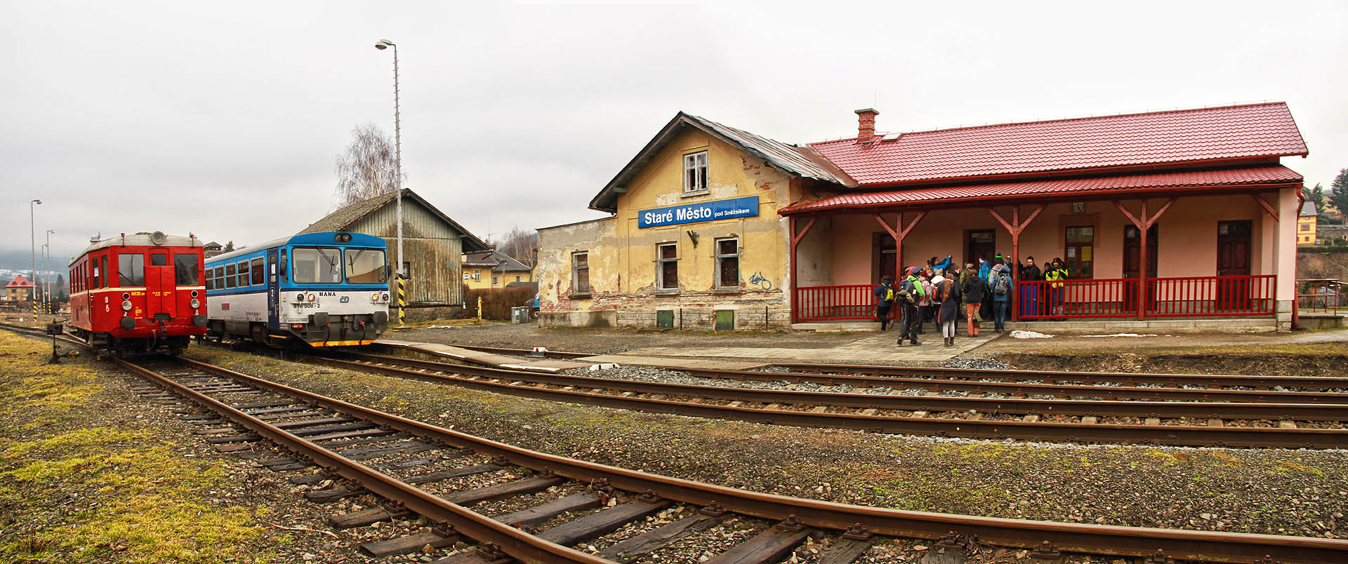 Tady trať končí. Přestože existovaly projekty na protažení dráhy tunelem pod Kladským sedlem, dál než do Starého Města koleje nikdy nevedly. Hrneme se na první nástupiště výpravní budovy, jejíž rekonstrukci řídila sama královna Koloběžka a Strejda Vláček krájí dort. Je to tady!