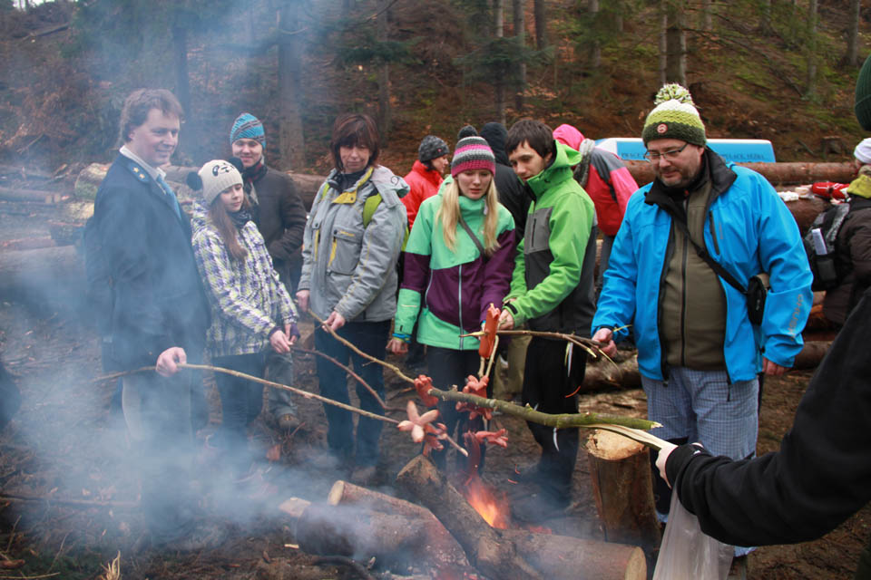 Na tradičním tábořišti zvaném Andělák hodujeme tradičním způsobem. Oslavenec přejímá dary a vzpomíná na tábory, které tu před lety proběhly. Bohužel loni sklátily stromy mohutné polomy a romantické zákoutí je to tam.