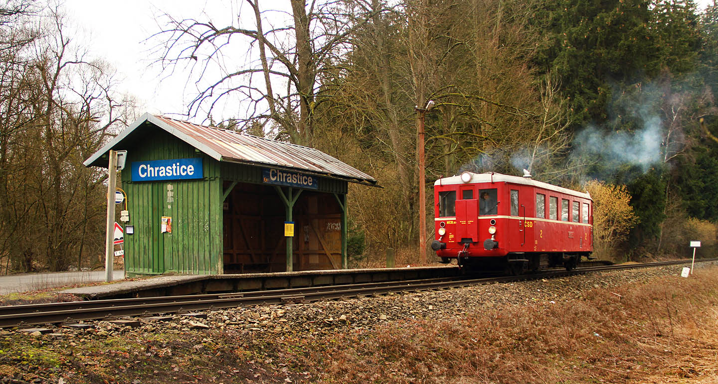 Zastávka <a href=/Tema/Chrastice%20%28%C5%BEzast%29>Chrastice</a> je jednou z těch, kterých se modernizace během posledních 40 let dotkla maximálně výměnou bílo-černé cedule za novější modro-bílou. Jinak je tu vše v pořádku - při starém.