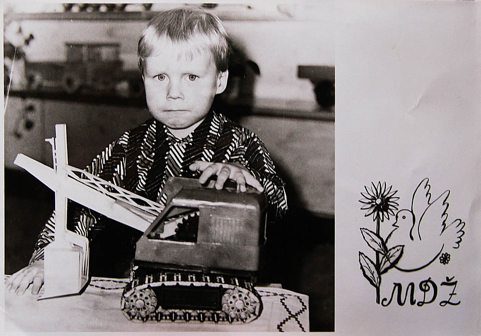 Jízdu jsme si krátili různě. Mimo jiné prohlížením alb a fotek z posledních čtyřiceti let Vláčkova života. Řekněte sami, jak se asi může tvářit peridromofilní dítě, když mu ve školce podstrčí na focení bagr?