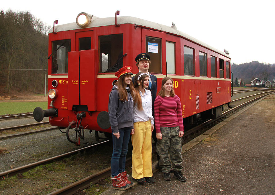 V <a href=/Tema/Bohd%C3%ADkov%20%28%C5%BEst%29>Bohdíkově</a> čekájme na míjení s protijedoucím rychlíkem, a tak je čas na focení. Na snímku oslavenec s fanynkami ze společnéhoho tábornického oddílu TO Kamarádi.