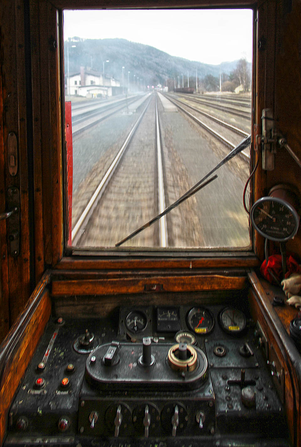 Po průjezdu <a href=/Tema/Hanu%C5%A1ovice%20%28%C5%BEst%29>Hanušovicemi</a> se loučíme s hlavní tratí a přes <a href=/Tema/Hanu%C5%A1ovice-Morava%20%28odbo%C4%8Den%C3%AD%20ve%20stanici%20nebo%20v%20jin%C3%A9m%20DVM%29>odbočku Hanušovice-Morava</a> začínáme stoupat po lokálce k cíli v klínu hor.