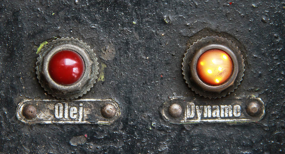 Tlak oleje je v pořádku, dynamo se otáčí, motor ječí, škrábeme se vzhůru do hor skalnatým údolím řeky Krupé.