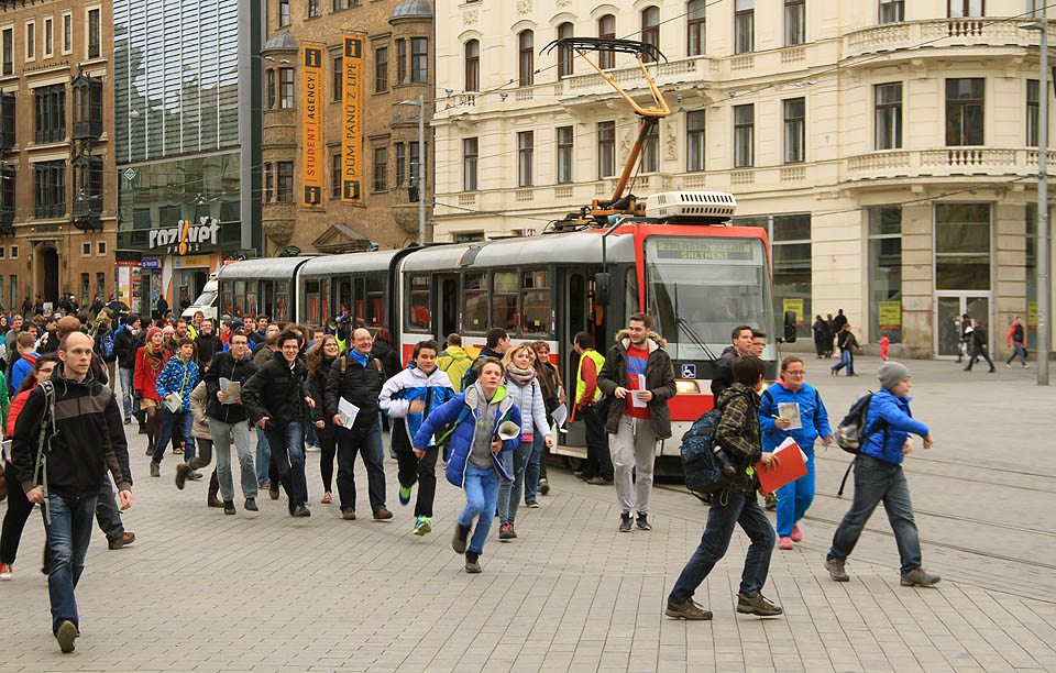 V 16:40 otevřela zvláštní tramvaj dveře na náměstí Svobody a z jejích útrob se mezi zděšené chodce začaly valit davy sooutežících. Někteří se dávali na útěk, protože si mysleli, že uvnitř je bomba.