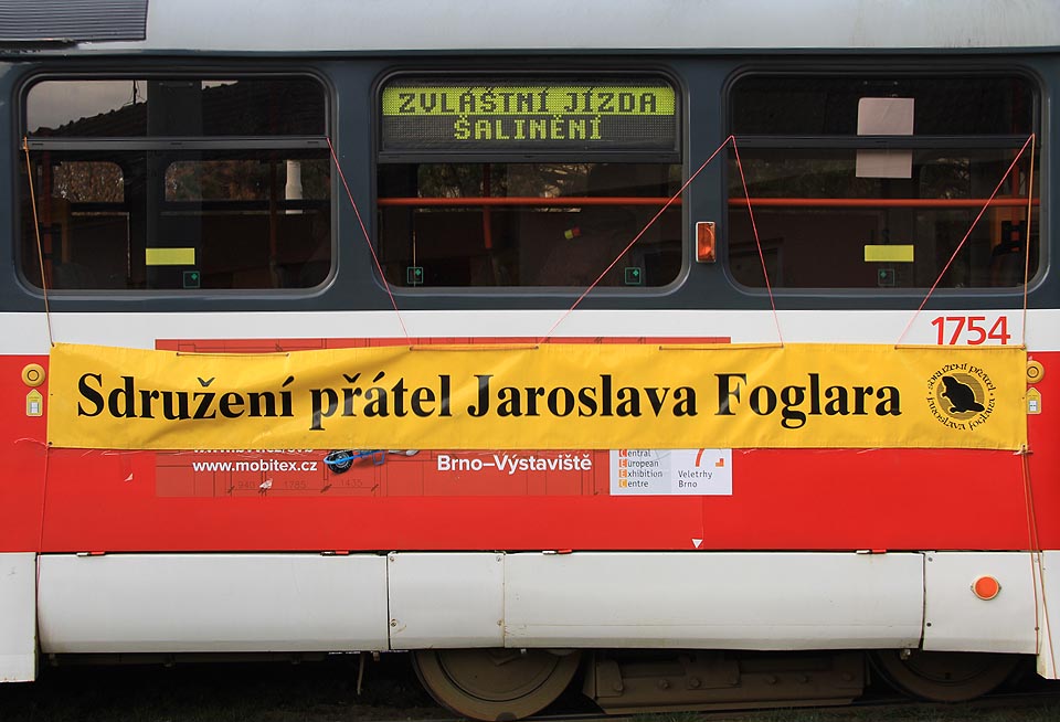 Tramvaj po celou dobu jízdy propagovala pořadatele závodu - Sdružení přátel Jaroslava Foglara.