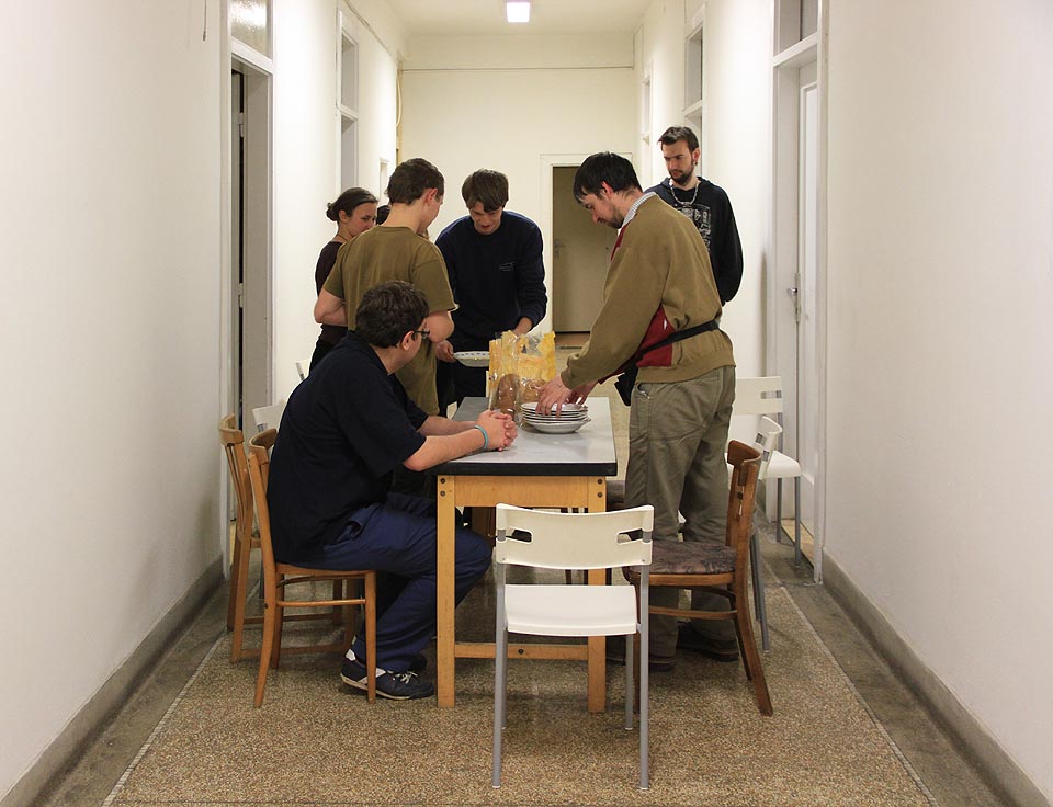 Vyhodnocování se protáhlo do tří do rána. Jeho součástí byla večeře i nočeře, tentokrát na chodbě v bývalé Moravské typografii.