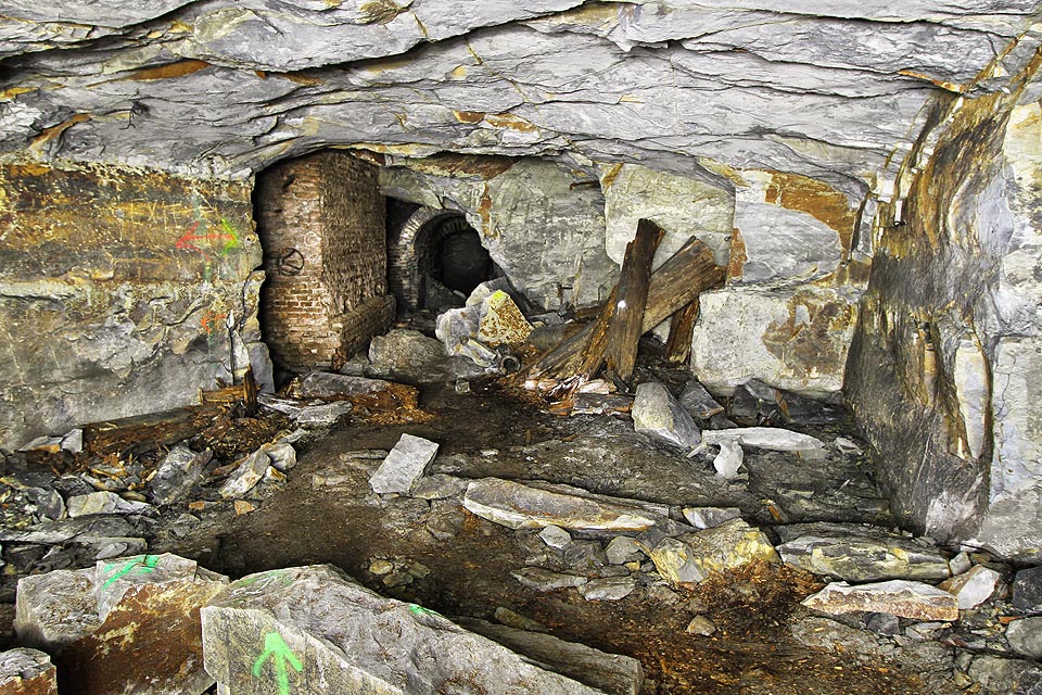 Vzácně lze v Richardu narazit i na vyzdívky štol z cihel či betonu nebo zbytky dřevěné výdřevy.