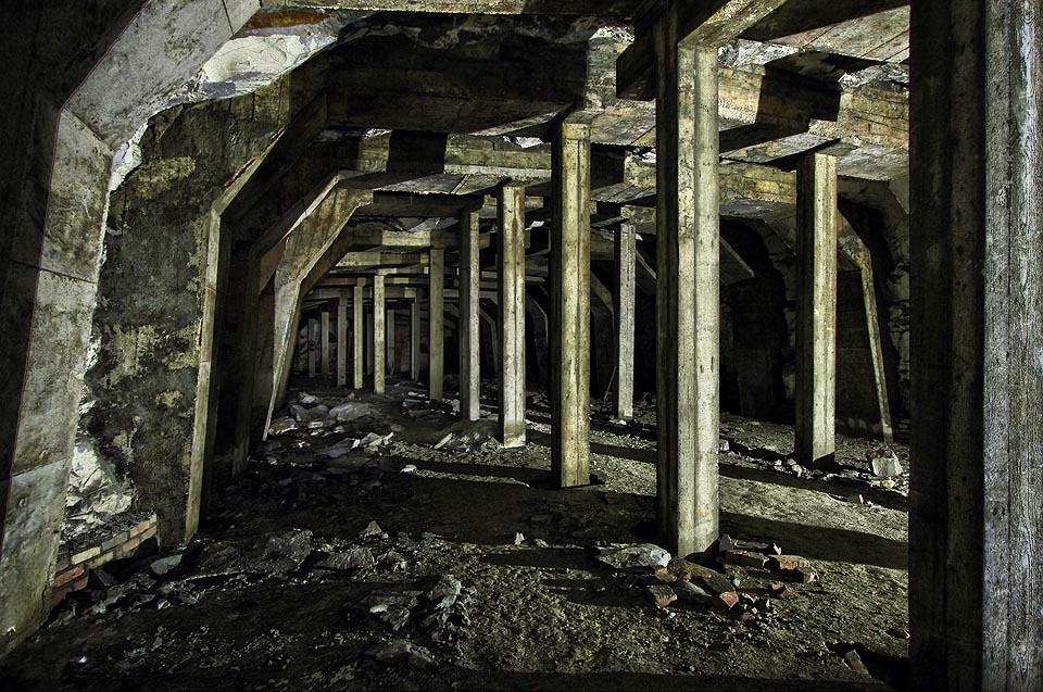 Proslavené sloupové síně jsou nejzazším místem, kam jsme se dostali. Dál do hloubi země vede prakticky jediná cesta otvorem někdejší ventilace, na tu už ale nezbyl čas do odjezdu posledního vlaku.