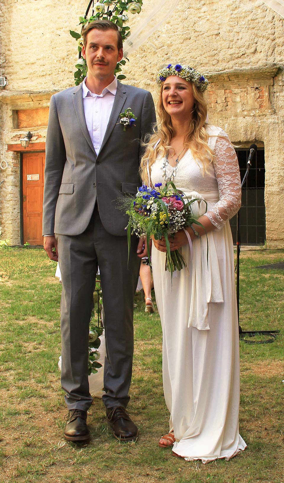 Roman a Bohdanka těsně po obřadu na nádvoří hradu.