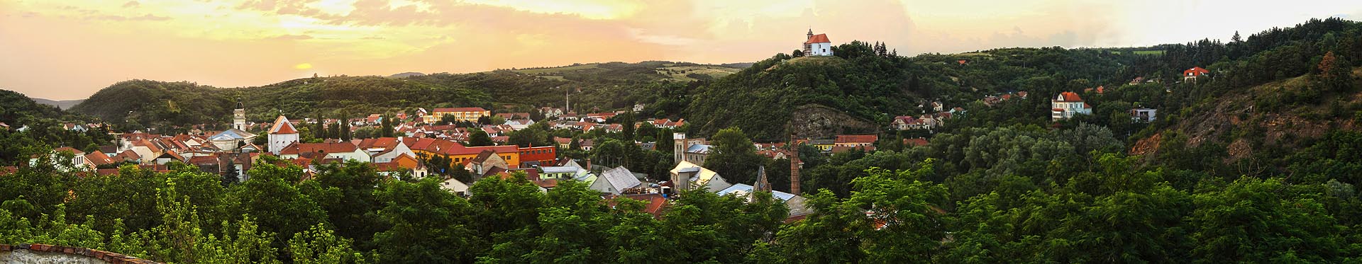 Pod našima nohama zlátne panorama Dolních Kounic - romantického města s hradem, ruinami kláštera, podzemím, továrnami, synagogou, uličkami a židovským hřbitovem, nábřežím a spoustou dalších zajímavostí vyjma železnice.