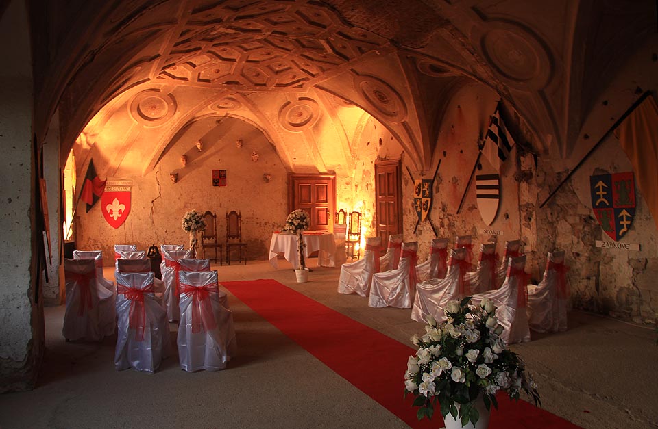 Hrad se majitelům daří postupně zachraňovat a opravovat. Hradní pán nás vpodvečer vzal na soukromou prohlídku.