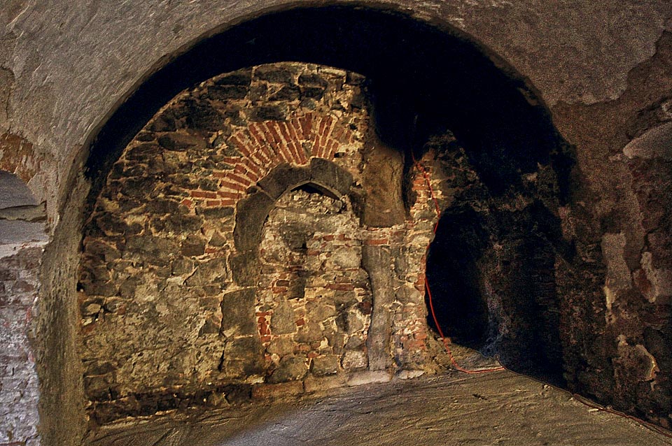 Obnažené jádro nejstarší části hradu - gotické zdi z počátku 13. století.