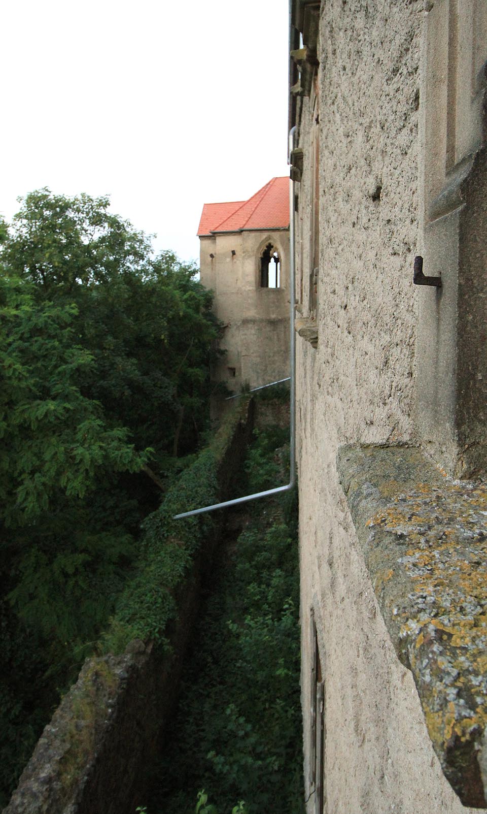 Příkopy nad strmým svahem nad řekou. Někde pod námi spadá prudce z kopce kanalizační a úniková štola, jedna z nejzajímavějších podzemních prostor na hradě.