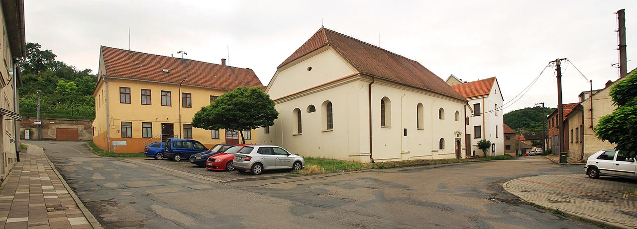 Židovská čtvrť okolo synagogy nabízí k prohlídce zajímavé uličky, přecházející proti proudu Oslavy do tovární čtvrti okolo <a href=/Tema/%C5%A0krob%C3%A1rna%20Doln%C3%AD%20Kounice>škrobárny</a>.