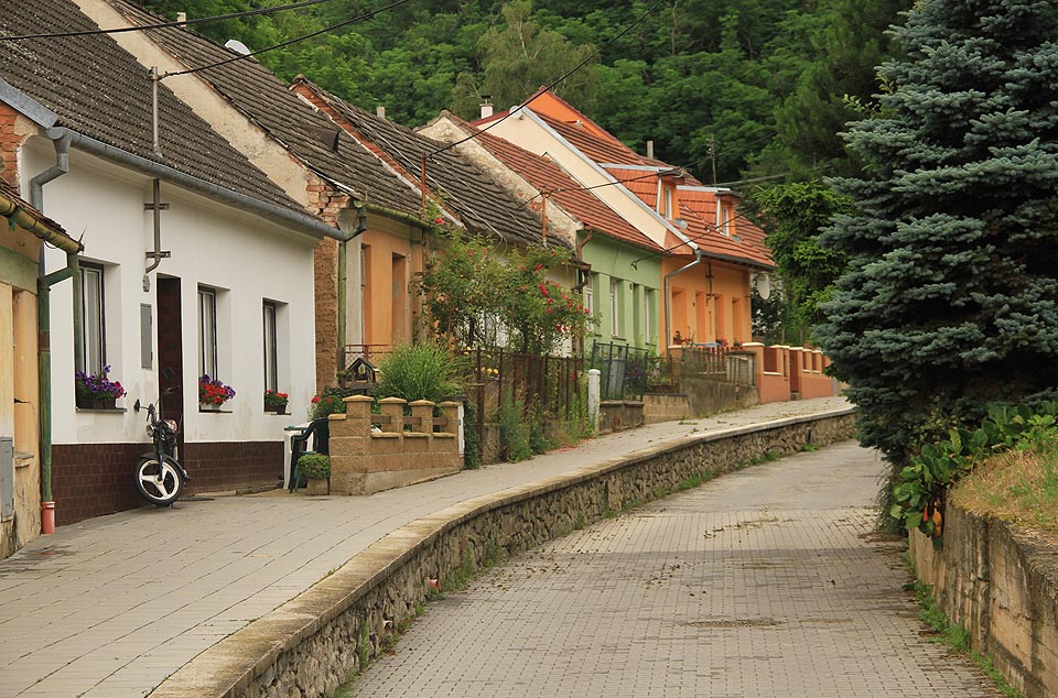 Pokroucená ulička Benátky v Dolních Kounicích dělá čest svému jménu.