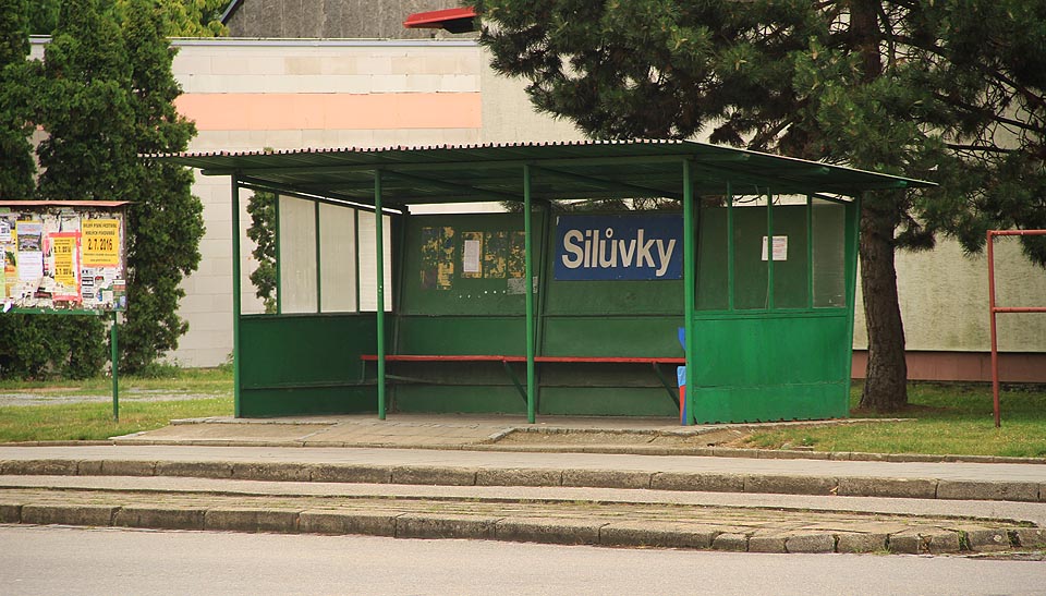 Dusno nás dusilo a vlhko vlhčilo, takže jsme v počasí typu pařeniště nedošli moc daleko. K radostickým tunelům jsem nedošli, ale v <a href=/Tema/Sil%C5%AFvky>Silůvkách</a> nás zaujala na autobusové zastávce cedule z <a href=/Tema/Sil%C5%AFvky%20(%C5%BEst)>místního nádraží</a>.