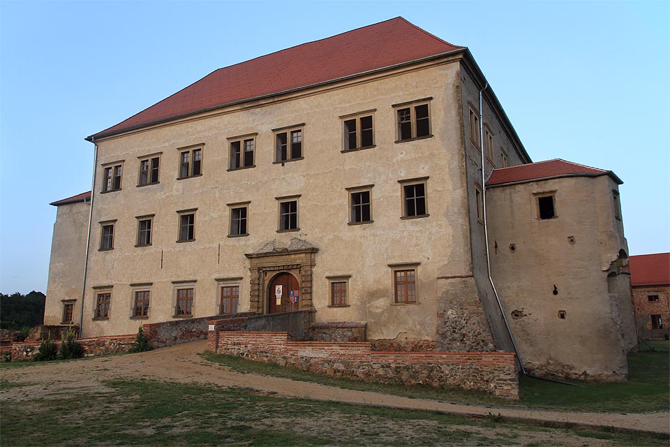 Vstup do hradu v Dolních Kounicích za setmění. Tady jsem byl naposledy, když hrad zarůstal křovím a jeho zkáza se zdála být neodvratnou.