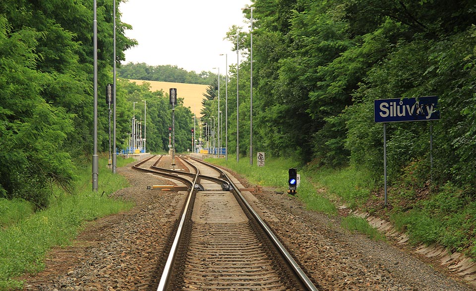 Tady pro nás svatební víkend skončil. Z nově opravené <a href=/Tema/Sil%C5%AFvky%20(%C5%BEst)>stanice Silůvky</a> jsme se klimbajíce nechali dovézt vlakem po akátové dráze až domů.