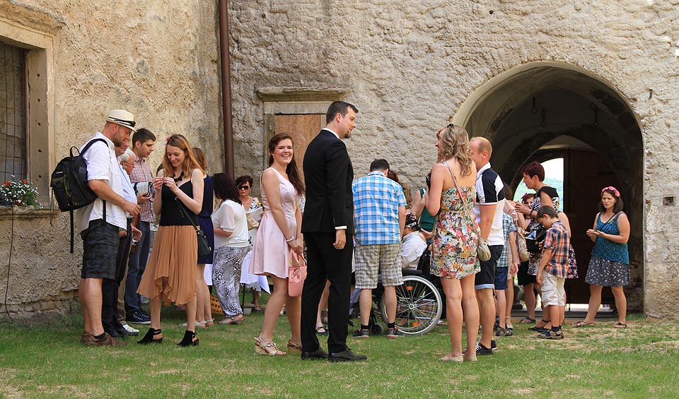 V sobotu po poledni se začali na nádvoří hradu scházet svatební hosté. Celkem jich byla skoro stovka.