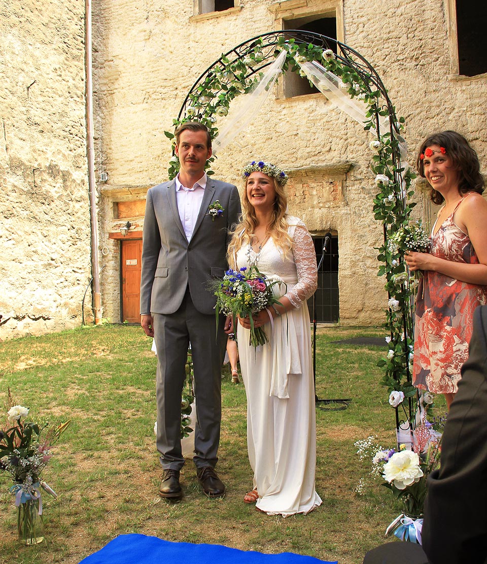 A to jsou hlavní hrdinové dne (se svědkyní Petrou) ve svatební slavobráně na poněkud urbexovém nádvoří hradu.