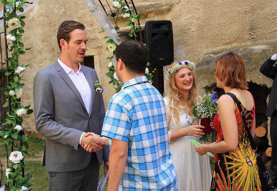 Nezbytné gratulace, polibky a předávání darů.