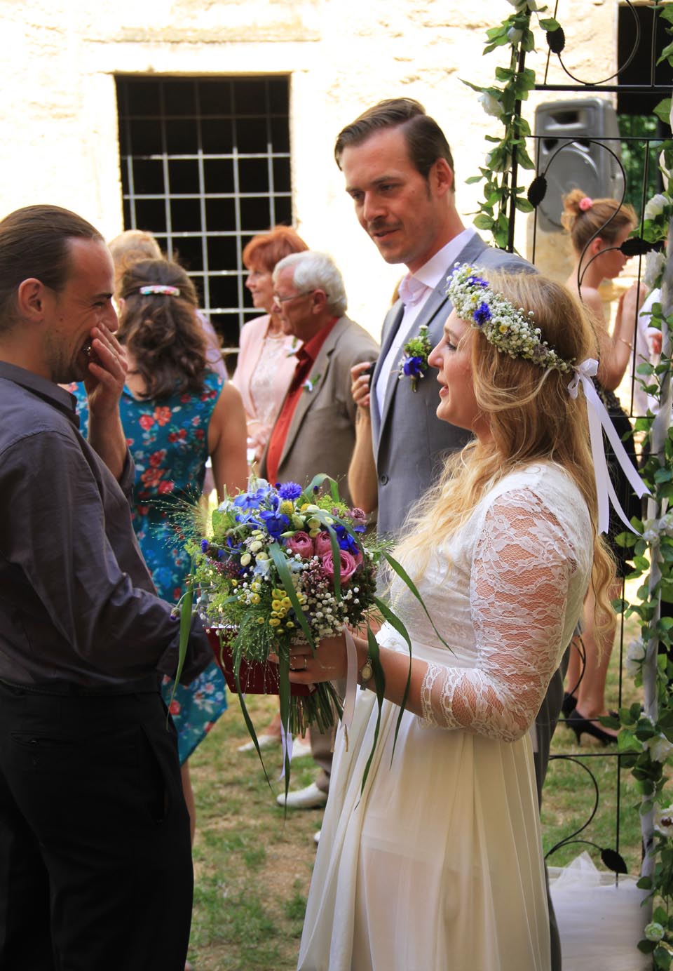 Svatebčané nešetřili květinami ani humorem.