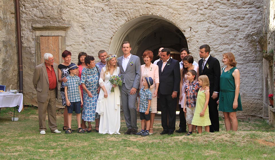 Došlo i na různé varianty společných fotek, třeba jako je tato - s rodinou ženicha.