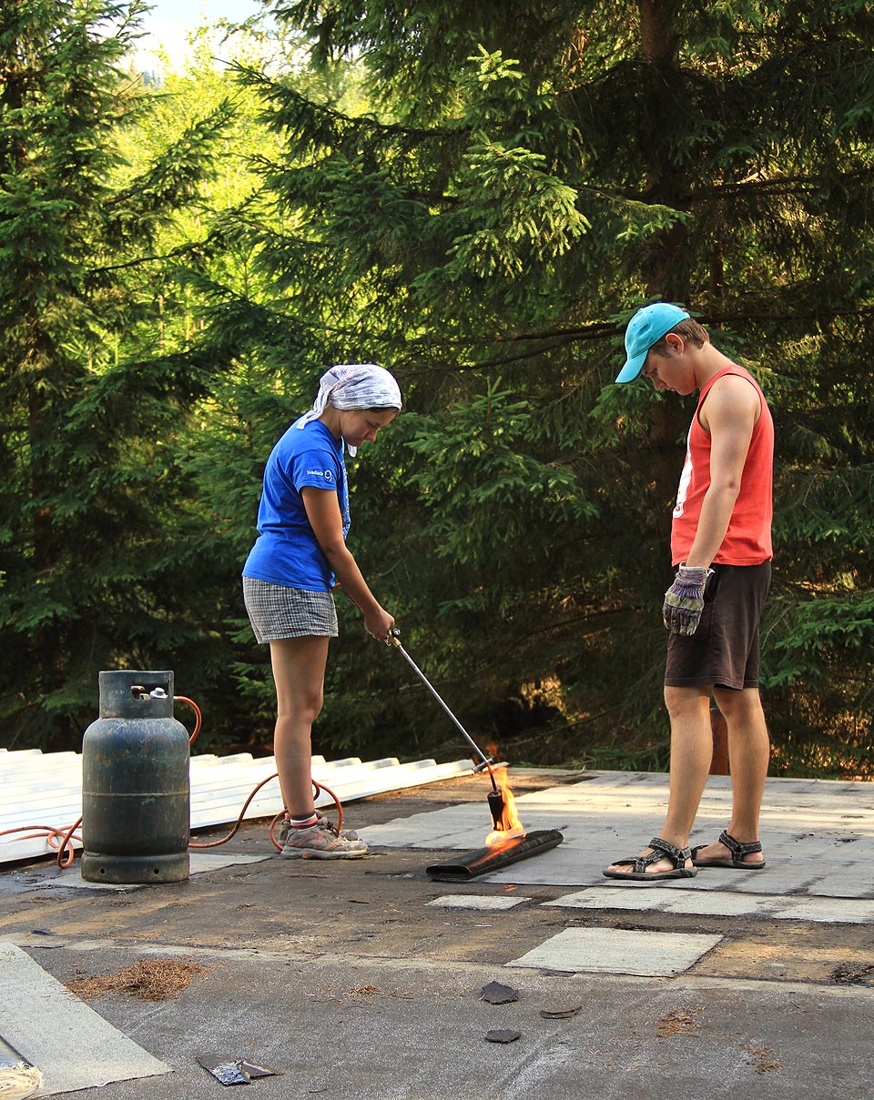 Hlavním úkolem tábora byla výměna poloviny střechy, tj. stržení poškozených hliníkových plechů a jejich náhrada asfaltovými pásy. Celková plocha položené krytiny činila 210 m<sup>2</sup>.