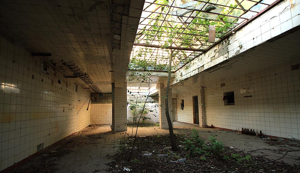 Za nádražím stojí pozoruhodná továrna - nejprve prádelna, později sodovkárna. Dnes rostou ve výrobních halách stromy.