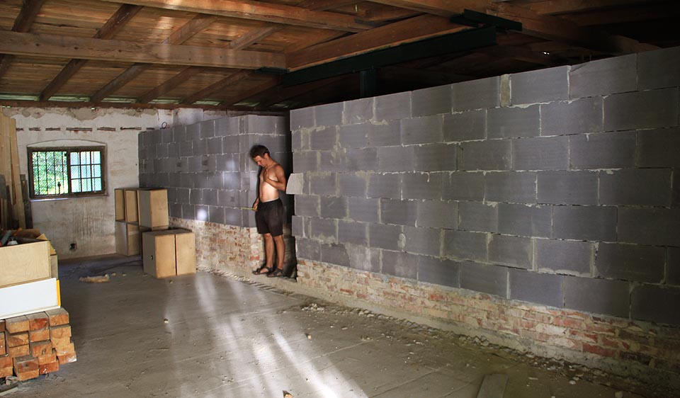 Toto je poslední zeď postavená v rámci rekonstrukce objektu č. 36 na Muně. Betonový věnec jí ale zatím chybí.