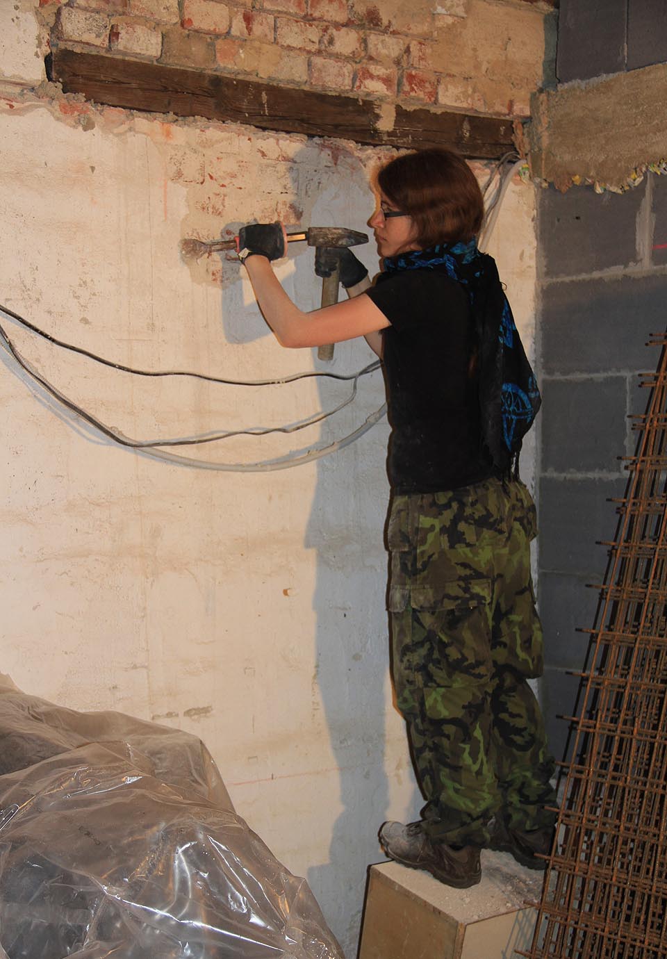 Na krátkou výpomoc přijela i Jitka Podzemáková, která vysekala otvor pro nové okno v koupelně.