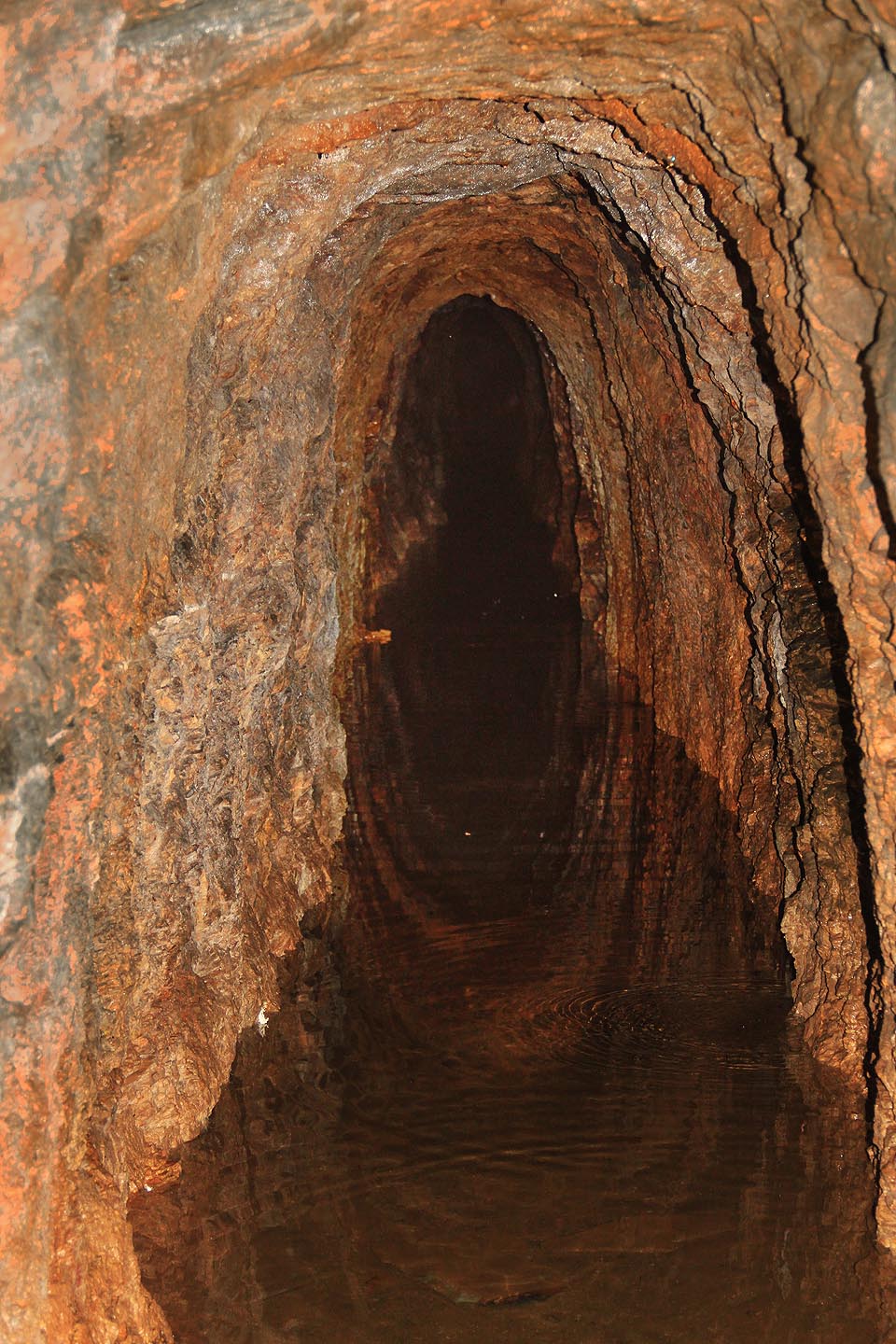 V krátkých nočních přestávkách zbyly chvíle času i na dvě průzkumné výpravy. Jitka nás zavedla do Porfiroidové štoly, kam nakoukli také kamarádi z Royal Rangers Opava.