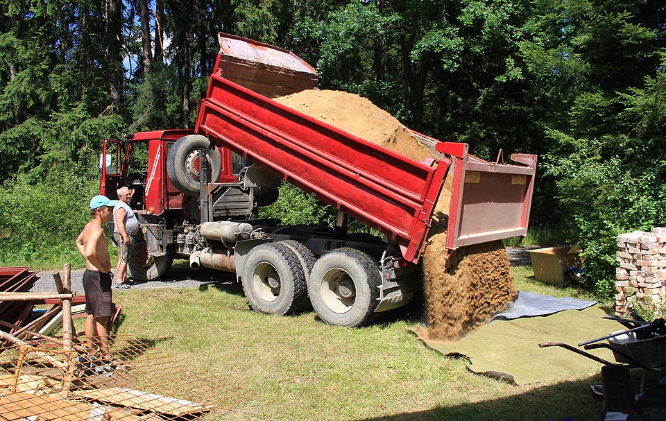 Zpět k práci. Sova objednal 12,5 t kvalitního mikulovického písku. Šup s ním na hromadu.