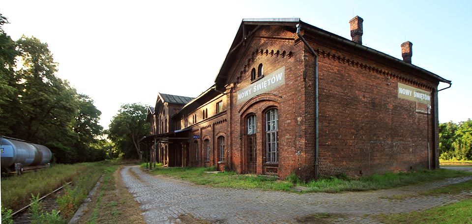 Dnes stojí staniční budova poněkud opuštěná stranou nejrušnějších polských tratí. Sem tam ale pořád nějaký vlak (hlavně nákladní) projede.