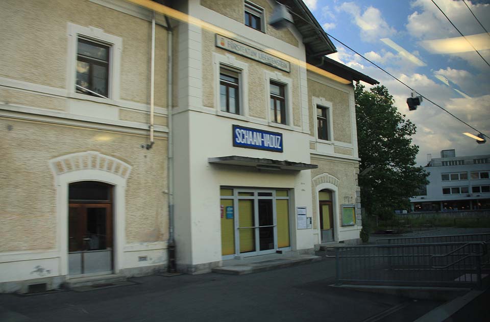 V Lichtenštejnsku dálkové vlaky vůbec nezastavují, proto se mně povedla za jízdy pouze rozmazaná momentka hlavního nádraží v knížectví.