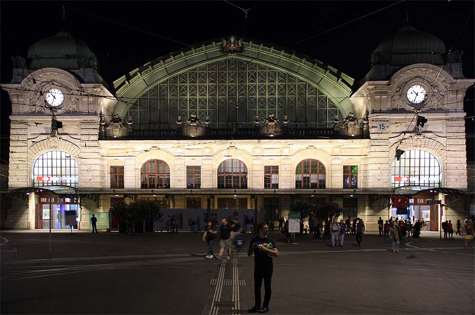 O půl desáté večer vyrážím na devadesátiminutovou prohlídku Basileje. Při pohledu zpět vidím velkolepou staniční budovu nádraží švýcarských drah (v těsném sousedství leží nádraží francouzských drah a na severu německých).