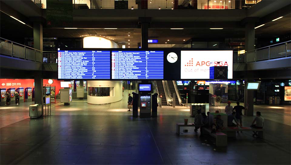 Nádraží v Bernu přívětivostí neoplývá. Budovu si snadno spletete se supermarketem (viz nádraží v Tbilisi), ve stanici je tma, odpadky, povykující skupinky a obří švábi lezoucí po nástupištích.