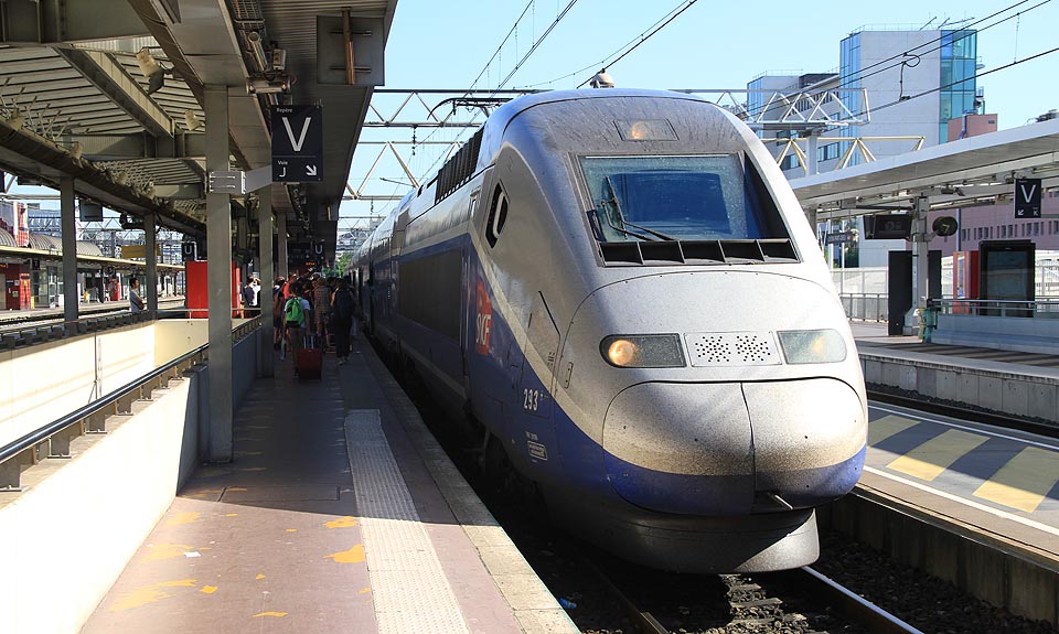 Soupravy TGV Duplex se vyráběly mezi roky 1995 a 2009. Dosahují rychlosti 320 km/h a mají 545 míst k sezení. Rezervace na trasu Lyon Part Dieu - Toulouse Matabiau k jízdence Interrail Pass global mě stála 248 Kč.