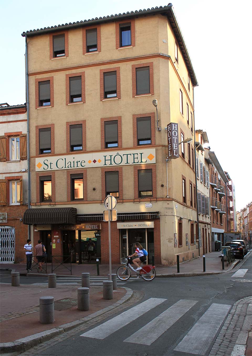 Hotel St Claire na náměstíčku Nicholase Bacheliera a krásná francouzská cyklistka na vypůjčeném městském kole.