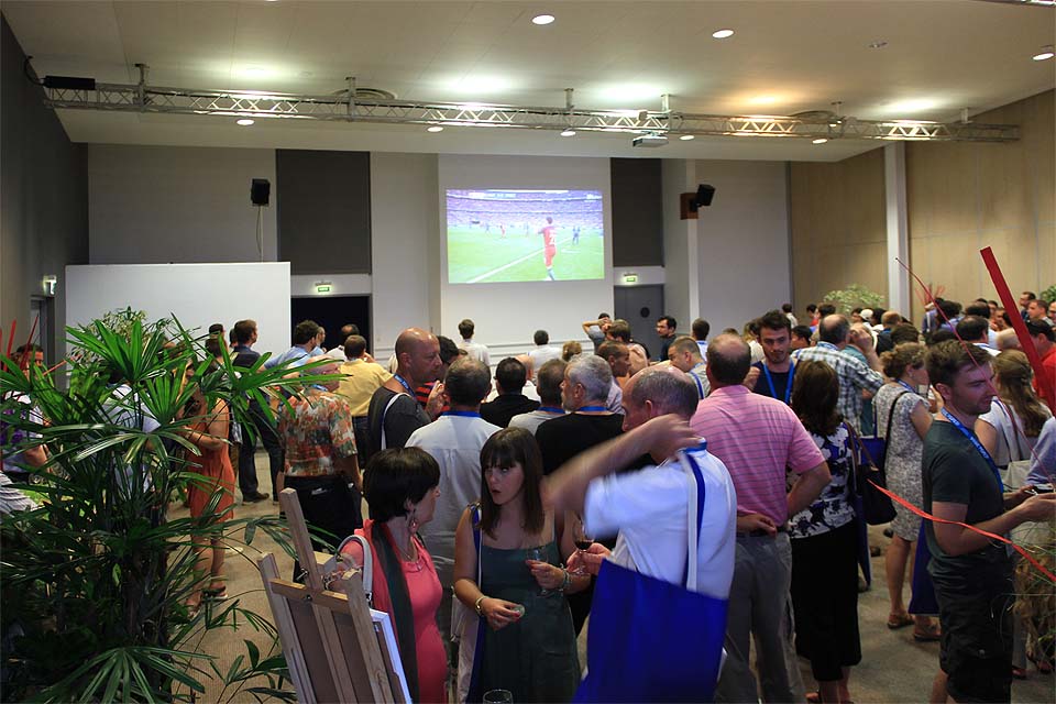 Součástí nedělní welcome party na konferenci byl přímý přenos finálového utkání mistrovství Evropy mezi Portugalskem a Francií. Když místní tým v prodloužení prohrál, atmosféra v ulicích by se dala krájet.