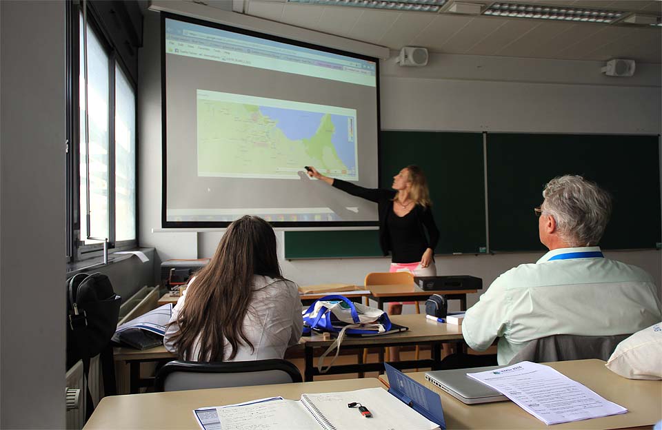 Slečna Gaelle Faivre z Austrálie právě ukazuje, jak na Griffithově univerzitě modelují výšku nebezpečné přílivové vlny způsobené tropickými bouřemi.