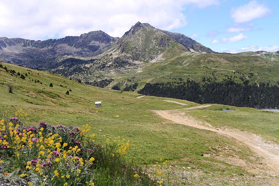 Andorra je směsicí krásných hor a divoké přírody s přebujelou civilizací v podobě přelidněných luxusních městeček v údolích a nad ně vedoucích lanovek.